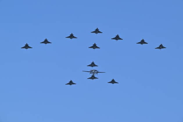 Bastille Day parade rehearsal in Paris PARIS, FRANCE - JULY 09: French military aircraft fly over the Arc de Triomphe during a rehearsal for the upcoming Bastille Day parade on the Champs-Elysees Avenue in Paris, France, on July 9, 2026. Mustafa Yalcin Anadolu Paris France. Editorial use only. Please get in touch for any other usage.  Copyright: x2026xAnadoluxMustafaxYalcinx