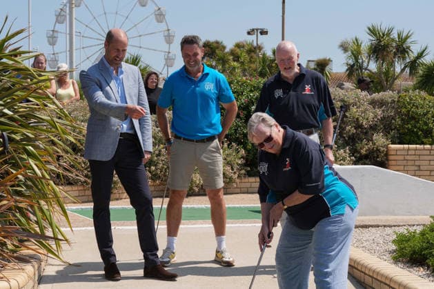 Prince of Wales visit to Hastings Britain s Prince William, Prince of Wales (L) watches a local player putt as he plays a round of crazy golf during a visit to the Hastings Adventure Miniature Golf in Hastings, south-east England on July 9, 2026., Credit:CARLOS JASSO PA ROTA - B68 Avalon United Kingdom, East Sussex, Hastings  Copyright: xCARLOSxJASSOx xPAxROTAx-xB68x xAvalonx 1115505681