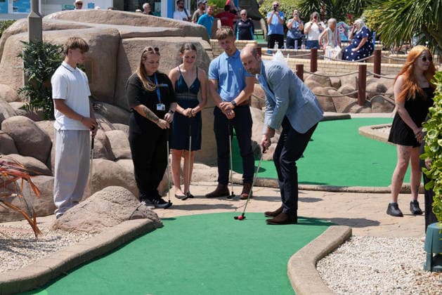 Prince of Wales visit to Hastings Britain s Prince William, Prince of Wales (R) plays a round of crazy golf with young people supported by the local youth charity XTrax, during a visit to the Hastings Adventure Miniature Golf in Hastings, south-east England on July 9, 2026., Credit:CARLOS JASSO PA ROTA - B68 Avalon United Kingdom, East Sussex, Hastings  Copyright: xCARLOSxJASSOx xPAxROTAx-xB68x xAvalonx 1115505712