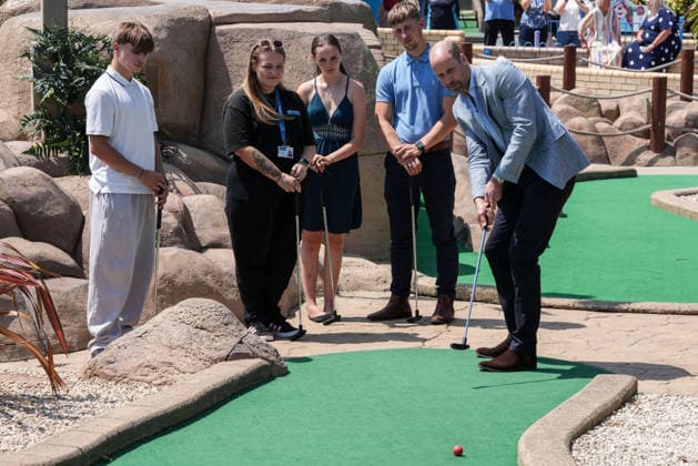 Prince of Wales visit to Hastings Britain s Prince William, Prince of Wales (R) plays a round of crazy golf with young people supported by the local youth charity XTrax, during a visit to the Hastings Adventure Miniature Golf in Hastings, south-east England on July 9, 2026., Credit:CARLOS JASSO PA ROTA - B68 Avalon United Kingdom, East Sussex, Hastings  Copyright: xCARLOSxJASSOx xPAxROTAx-xB68x xAvalonx 1115505718