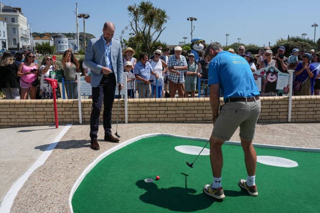 Prince of Wales visit to Hastings Britain s Prince William, Prince of Wales (L) plays a round of crazy golf during a visit to the Hastings Adventure Miniature Golf in Hastings, south-east England on July 9, 2026., Credit:CARLOS JASSO PA ROTA - B68 Avalon United Kingdom, East Sussex, Hastings  Copyright: xCARLOSxJASSOx xPAxROTAx-xB68x xAvalonx 1115505762