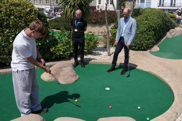 Prince of Wales visit to Hastings Britain s Prince William, Prince of Wales (R) plays a round of crazy golf with young people supported by the local youth charity XTrax, during a visit to the Hastings Adventure Miniature Golf in Hastings, south-east England on July 9, 2026., Credit:CARLOS JASSO PA ROTA - B68 Avalon United Kingdom, East Sussex, Hastings Copyright: xCARLOSxJASSOx xPAxROTAx-xB68x xAvalonx 1115505864