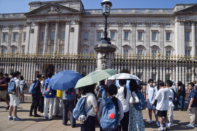 July 9, 2026, London, United Kingdom: People carry umbrellas to shield from the sun outside Buckingham Palace as the UK is hit by another heatwave. London United Kingdom - ZUMAs197 20260709_aab_s197_003 Copyright: xVukxValcicx