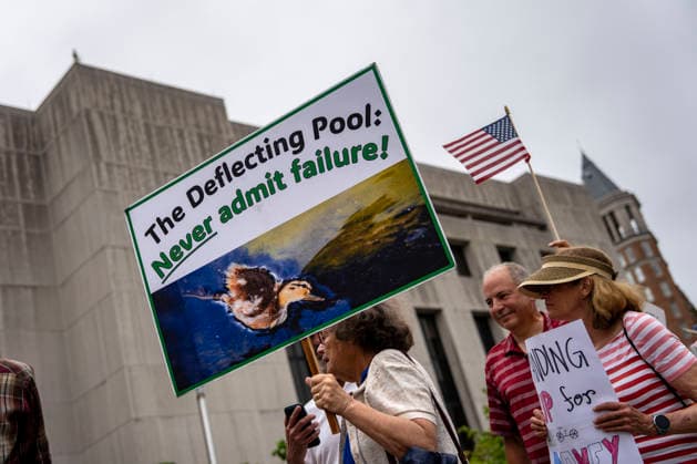 People demonstrate outside the Moultrie Courthouse before the arraignment of Olympic canoeist David Hearn in Washington, DC on Thursday, June 9, 2026. Hearn was indicted on July 2 on one count of destruction of property of more than $1,000 for allegedly damaging the Lincoln Memorial Reflecting Pool, carrying a maximum pentyl of 10 years in prison if convicted.  WAP20260709300 BONNIExCASH