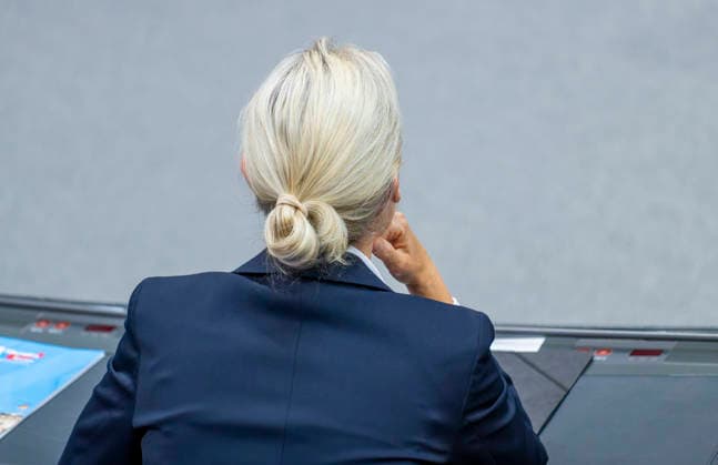 Alice Weidel EUR, Deutschland, Berlin, 09.07.2026: Alice Weidel Co-Vorsitzende der AfD Bundestagsfraktion verfolgt die Regierungserklärung im Deutschen Bundestag zur aktuellen politischen Lage durch den Bundeskanzler Friedrich Merz (CDU). *** Alice Weidel, EUR, Germany, Berlin, July 9, 2026 Alice Weidel, co-chair of the AfD parliamentary group in the Bundestag, listens to Federal Chancellor Friedrich Merz (CDU) deliver the government’s statement on the current political situation in the German Bundestag.