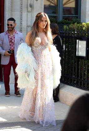 Jennifer Lopez and her sister Lynda Lopez in Paris during the Fashion Week Jennifer Lopez and her sister Lynda Lopez in Paris during the Fashion Week - jennifer Lopez and her sister Lynda Lopez in Paris during the Fashion week . France , Paris on July 9 , 2026  Copyright: xDidierxFereyx