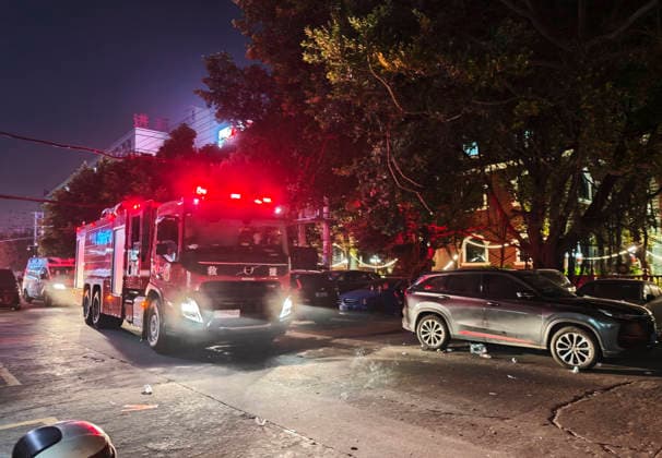 (260709) -- JINJIANG, July 9, 2026 -- A fire truck is pictured after a fire broke out at a shoe factory in Jiangtou Village, Chendai Township of Jinjiang City, southeast China s Fujian Province, on July 9, 2026. Twenty-eight people have been killed following a fire at a shoe factory in Jinjiang City on Thursday, local authorities said. ) (SpotNews)CHINA-FUJIAN-JINJIANG-SHOE FACTORY-FIRE (CN) ZhouxYi 
