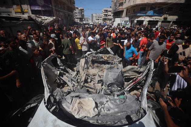 Palestinians Inspect The Site Of An Israeli Strike On A Vehicle In Gaza City People inspect the site of an Israeli military operation on a vehicle in Gaza City, on July 9, 2026. Gaza Palestine  Copyright: xMajdixFathix originalFilename: fathi-notitle260709_npHaL.jpg