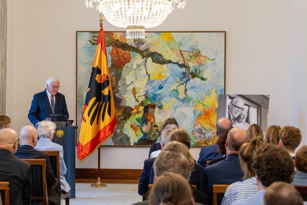 Gedenkveranstaltung 50. Todestag Bundespräsident Gustav Heinemann Bundespräsident Frank-Walter STEINMEIER hält die Ansprache bei der Gedenkveranstaltung zum 50. Todestag von Bundespräsident a.D. Gustav HEINEMANN in der Villa Hammerschmidt in Bonn. Der SPD-Politiker war von 1969 bis 1974 das dritte Staatsoberhaupt der Bundesrepublik Deutschland. Bonn Nordrhein-Westfalen Deutschland *** Commemoration Ceremony Marking the 50th Anniversary of the Death of Federal President Gustav Heinemann Federal President Frank-Walter STEINMEIER delivers a speech at the commemoration ceremony marking the 50th anniversary of the death of former Federal President Gustav HEINEMANN at Villa Hammerschmidt in Bonn. The SPD politician served from 1969 to 1974, Copyright: xMarcxJohnx