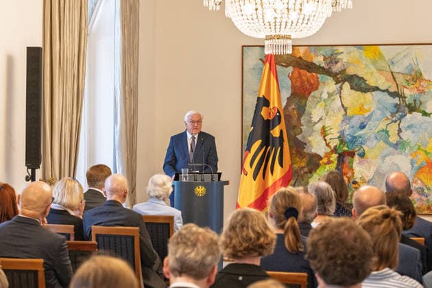 Gedenkveranstaltung 50. Todestag Bundespräsident Gustav Heinemann Bundespräsident Frank-Walter STEINMEIER hält die Ansprache bei der Gedenkveranstaltung zum 50. Todestag von Bundespräsident a.D. Gustav HEINEMANN in der Villa Hammerschmidt in Bonn. Der SPD-Politiker war von 1969 bis 1974 das dritte Staatsoberhaupt der Bundesrepublik Deutschland. Bonn Nordrhein-Westfalen Deutschland *** Commemoration Ceremony Marking the 50th Anniversary of the Death of Federal President Gustav Heinemann Federal President Frank-Walter STEINMEIER delivers a speech at the commemoration ceremony marking the 50th anniversary of the death of former Federal President Gustav HEINEMANN at Villa Hammerschmidt in Bonn. The SPD politician served from 1969 to 1974, Copyright: xMarcxJohnx