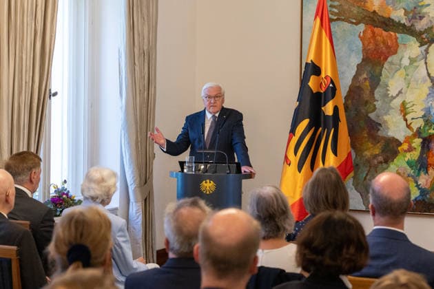 Gedenkveranstaltung 50. Todestag Bundespräsident Gustav Heinemann Bundespräsident Frank-Walter STEINMEIER hält die Ansprache bei der Gedenkveranstaltung zum 50. Todestag von Bundespräsident a.D. Gustav HEINEMANN in der Villa Hammerschmidt in Bonn. Der SPD-Politiker war von 1969 bis 1974 das dritte Staatsoberhaupt der Bundesrepublik Deutschland. Bonn Nordrhein-Westfalen Deutschland *** Commemoration Ceremony Marking the 50th Anniversary of the Death of Federal President Gustav Heinemann Federal President Frank-Walter STEINMEIER delivers a speech at the commemoration ceremony marking the 50th anniversary of the death of former Federal President Gustav HEINEMANN at Villa Hammerschmidt in Bonn. The SPD politician served from 1969 to 1974, Copyright: xMarcxJohnx