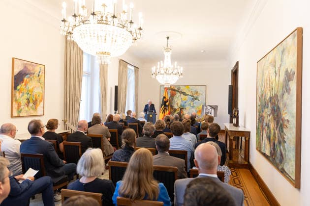 Gedenkveranstaltung 50. Todestag Bundespräsident Gustav Heinemann Bundespräsident Frank-Walter STEINMEIER hält die Ansprache bei der Gedenkveranstaltung zum 50. Todestag von Bundespräsident a.D. Gustav HEINEMANN in der Villa Hammerschmidt in Bonn. Der SPD-Politiker war von 1969 bis 1974 das dritte Staatsoberhaupt der Bundesrepublik Deutschland. Bonn Nordrhein-Westfalen Deutschland *** Commemoration Ceremony Marking the 50th Anniversary of the Death of Federal President Gustav Heinemann Federal President Frank-Walter STEINMEIER delivers a speech at the commemoration ceremony marking the 50th anniversary of the death of former Federal President Gustav HEINEMANN at Villa Hammerschmidt in Bonn. The SPD politician served from 1969 to 1974, Copyright: xMarcxJohnx