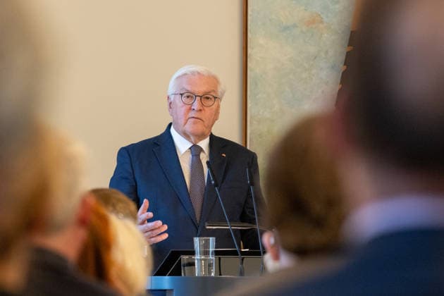 Gedenkveranstaltung 50. Todestag Bundespräsident Gustav Heinemann Bundespräsident Frank-Walter STEINMEIER hält die Ansprache bei der Gedenkveranstaltung zum 50. Todestag von Bundespräsident a.D. Gustav HEINEMANN in der Villa Hammerschmidt in Bonn. Der SPD-Politiker war von 1969 bis 1974 das dritte Staatsoberhaupt der Bundesrepublik Deutschland. Bonn Nordrhein-Westfalen Deutschland *** Commemoration Ceremony Marking the 50th Anniversary of the Death of Federal President Gustav Heinemann Federal President Frank-Walter STEINMEIER delivers a speech at the commemoration ceremony marking the 50th anniversary of the death of former Federal President Gustav HEINEMANN at Villa Hammerschmidt in Bonn. The SPD politician served from 1969 to 1974, Copyright: xMarcxJohnx