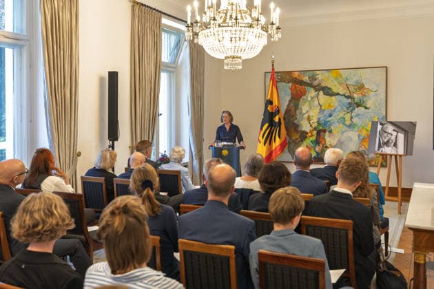 Gedenkveranstaltung 50. Todestag Bundespräsident Gustav Heinemann Ex Fist Lady von Bundespräsident Johanens Rau würdigt das Leben Ihrer Großeltern Hilda und Gustav Heinemann - Gedenkveranstaltung zum 50. Todestag von Bundespräsident a.D. Gustav HEINEMANN in der Villa Hammerschmidt in Bonn. Der SPD-Politiker war von 1969 bis 1974 das dritte Staatsoberhaupt der Bundesrepublik Deutschland. Bonn Nordrhein-Westfalen Deutschland *** Commemoration Ceremony Marking the 50th Anniversary of the Death of Federal President Gustav Heinemann: The former First Lady of Federal President Johannes Rau Pays Tribute to the Lives of Her Grandparents, Hilda and Gustav Heinemann. Commemoration ceremony marking the 50th anniversary of the death of former Fed Copyright: xMarcxJohnx