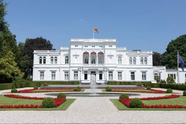 Gedenkveranstaltung 50. Todestag Bundespräsident Gustav Heinemann Aussenansicht der Villa Hammerschmidt - Gedenkveranstaltung zum 50. Todestag von Bundespräsident a.D. Gustav HEINEMANN in der Villa Hammerschmidt in Bonn. Der SPD-Politiker war von 1969 bis 1974 das dritte Staatsoberhaupt der Bundesrepublik Deutschland. Bonn Nordrhein-Westfalen Deutschland *** Commemoration Ceremony Marking the 50th Anniversary of the Death of Federal President Gustav Heinemann Exterior view of Villa Hammerschmidt Commemoration ceremony marking the 50th anniversary of the death of former Federal President Gustav HEINEMANN at Villa Hammerschmidt in Bonn The SPD politician served as the third head of state of the Federal Republic of Germany, Bonn, North Rhi Copyright: xMarcxJohnx