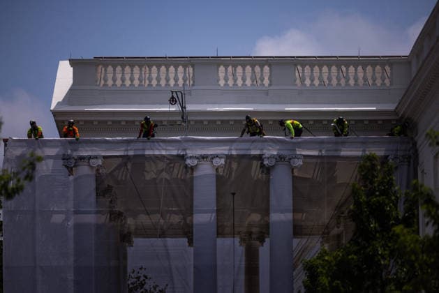 Trump White House WASHINGTON, DC - JULY 9: Construction workers place a tarp over the scaffolding that surrounds the columns at the North Portico of the White House on July 09, 2026 in Washington, DC. (Photo by Tierney Cross Pool For The Washington Post) Washington DC United States  Copyright: xPool ABACAx
