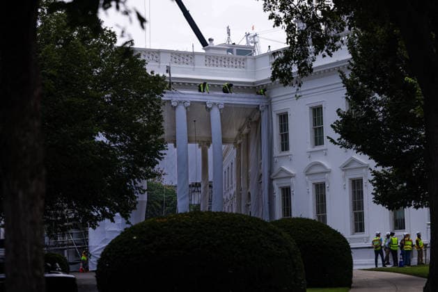 Trump White House WASHINGTON, DC - JULY 9: Construction workers place a tarp over the scaffolding that surrounds the columns at the North Portico of the White House on July 09, 2026 in Washington, DC. (Photo by Tierney Cross Pool For The Washington Post) Washington DC United States  Copyright: xPool ABACAx