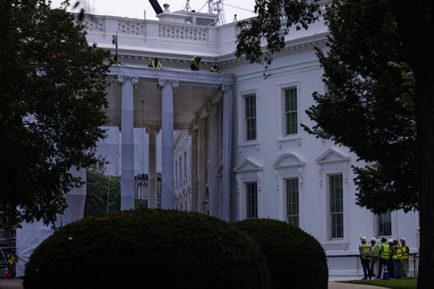 Trump White House WASHINGTON, DC - JULY 9: Construction workers place a tarp over the scaffolding that surrounds the columns at the North Portico of the White House on July 09, 2026 in Washington, DC. (Photo by Tierney Cross Pool For The Washington Post) Washington DC United States  Copyright: xPool ABACAx