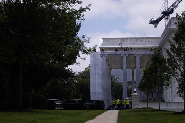 Trump White House WASHINGTON, DC - JULY 9: Construction workers place a tarp over the scaffolding that surrounds the columns at the North Portico of the White House on July 09, 2026 in Washington, DC. (Photo by Tierney Cross Pool For The Washington Post) Washington DC United States  Copyright: xPool ABACAx