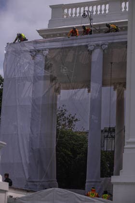 Trump White House WASHINGTON, DC - JULY 9: Construction workers place a tarp over the scaffolding that surrounds the columns at the North Portico of the White House on July 09, 2026 in Washington, DC. (Photo by Tierney Cross Pool For The Washington Post) Washington DC United States  Copyright: xPool ABACAx