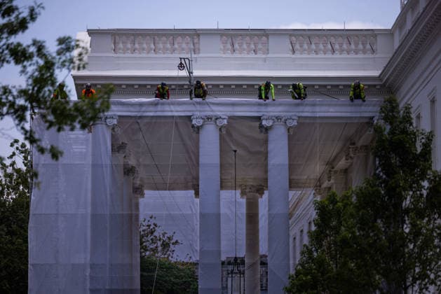 Trump White House WASHINGTON, DC - JULY 9: Construction workers place a tarp over the scaffolding that surrounds the columns at the North Portico of the White House on July 09, 2026 in Washington, DC. (Photo by Tierney Cross Pool For The Washington Post) Washington DC United States  Copyright: xPool ABACAx