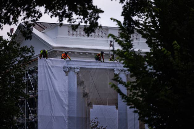 Trump White House WASHINGTON, DC - JULY 9: Construction workers place a tarp over the scaffolding that surrounds the columns at the North Portico of the White House on July 09, 2026 in Washington, DC. (Photo by Tierney Cross Pool For The Washington Post) Washington DC United States  Copyright: xPool ABACAx