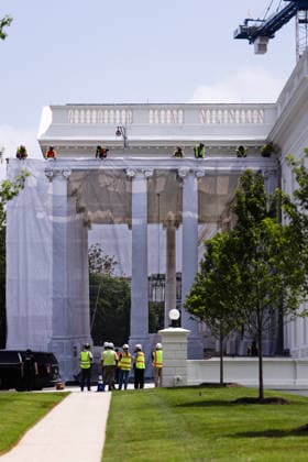 July 9, 2026, Washington, District Of Columbia, USA: WASHINGTON, DC - JULY 9: Construction workers place a tarp over the scaffolding that surrounds the columns at the North Portico of the White House on July 09, 2026 in Washington, DC. ( Tierney Cross Pool For The Washington Post) Washington USA - ZUMAs152 20260709_faa_s152_014 Copyright: xTierneyxLxCrossxx-xPoolxviaxCNPx