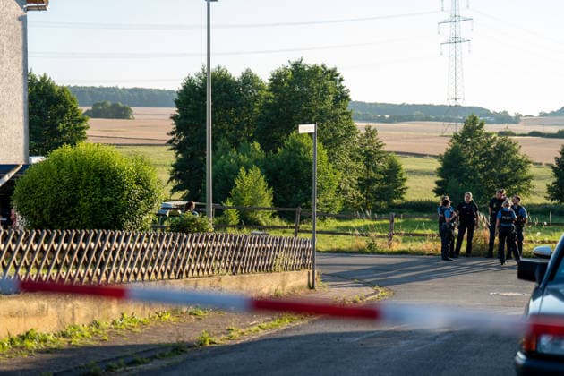 Am Donnerstag, den 09.07.2026, kam es in Hünfelden-Kirberg zu einem Tötungsdelikt. Der Polizei wurde gegen 17:20 Uhr ein Brand in einem Wohnhaus im Weiherweg gemeldet, vor Ort stellten die Einsatzkräfte eine leblose 76-jährige Frau fest. Eine ebenfalls vor Ort angetroffene 103-jährige Frau wies schwere Verletzungen auf und wurde in ein Krankenhaus gebracht. Ein 45-jähriger Mann steht im Verdacht, in dem gemeinschaftlichen Wohnhaus in Anwesenheit seiner 103-jährigen Großmutter seine 76-jährige Mutter im Rahmen eines Streites angegriffen und angezündet zu haben, die Frau erlag noch vor Ort ihren Verletzungen. Der zunächst flüchtige Tatverdächtige wurde im Rahmen von Fahndungsmaßnahmen mit Polizeihubschrauber, Polizeihunden sowie einer Einheit des hessischen Polizeipräsidiums Einsatz gesucht und um 20:05 Uhr lokalisiert und festgenommen. *** On Thursday, July 9, 2026, a homicide occurred in Hünfelden-Kirberg. At around 5:20 p.m., police received a report of a fire in a residential building on Weiherweg; upon arriving at the scene, emergency responders found a 76-year-old woman who was not breathing. A 103-year-old woman, who was also found at the scene, suffered serious injuries and was taken to a hospital. A 45-year-old man is suspected of having attacked and set his 76-year-old mother on fire during an argument in the shared residence in the presence of his 103-year-old grandmother; the woman succumbed to her injuries at the scene. The suspect, who initially fled the scene, was sought as part of a manhunt involving police helicopters, police dogs, and a unit from the Hessian Police Headquarters, and was located and arrested at 8:05 p.m.