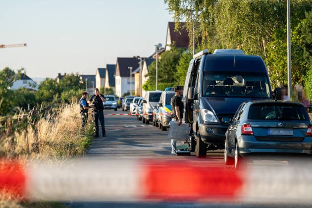Am Donnerstag, den 09.07.2026, kam es in Hünfelden-Kirberg zu einem Tötungsdelikt. Der Polizei wurde gegen 17:20 Uhr ein Brand in einem Wohnhaus im Weiherweg gemeldet, vor Ort stellten die Einsatzkräfte eine leblose 76-jährige Frau fest. Eine ebenfalls vor Ort angetroffene 103-jährige Frau wies schwere Verletzungen auf und wurde in ein Krankenhaus gebracht. Ein 45-jähriger Mann steht im Verdacht, in dem gemeinschaftlichen Wohnhaus in Anwesenheit seiner 103-jährigen Großmutter seine 76-jährige Mutter im Rahmen eines Streites angegriffen und angezündet zu haben, die Frau erlag noch vor Ort ihren Verletzungen. Der zunächst flüchtige Tatverdächtige wurde im Rahmen von Fahndungsmaßnahmen mit Polizeihubschrauber, Polizeihunden sowie einer Einheit des hessischen Polizeipräsidiums Einsatz gesucht und um 20:05 Uhr lokalisiert und festgenommen. *** On Thursday, July 9, 2026, a homicide occurred in Hünfelden-Kirberg. At around 5:20 p.m., police received a report of a fire in a residential building on Weiherweg; upon arriving at the scene, emergency responders found a 76-year-old woman who was not breathing. A 103-year-old woman, who was also found at the scene, suffered serious injuries and was taken to a hospital. A 45-year-old man is suspected of having attacked and set his 76-year-old mother on fire during an argument in the shared residence in the presence of his 103-year-old grandmother; the woman succumbed to her injuries at the scene. The suspect, who initially fled the scene, was sought as part of a manhunt involving police helicopters, police dogs, and a unit from the Hessian Police Headquarters, and was located and arrested at 8:05 p.m.