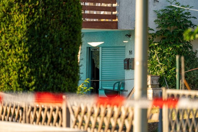 Am Donnerstag, den 09.07.2026, kam es in Hünfelden-Kirberg zu einem Tötungsdelikt. Der Polizei wurde gegen 17:20 Uhr ein Brand in einem Wohnhaus im Weiherweg gemeldet, vor Ort stellten die Einsatzkräfte eine leblose 76-jährige Frau fest. Eine ebenfalls vor Ort angetroffene 103-jährige Frau wies schwere Verletzungen auf und wurde in ein Krankenhaus gebracht. Ein 45-jähriger Mann steht im Verdacht, in dem gemeinschaftlichen Wohnhaus in Anwesenheit seiner 103-jährigen Großmutter seine 76-jährige Mutter im Rahmen eines Streites angegriffen und angezündet zu haben, die Frau erlag noch vor Ort ihren Verletzungen. Der zunächst flüchtige Tatverdächtige wurde im Rahmen von Fahndungsmaßnahmen mit Polizeihubschrauber, Polizeihunden sowie einer Einheit des hessischen Polizeipräsidiums Einsatz gesucht und um 20:05 Uhr lokalisiert und festgenommen. *** On Thursday, July 9, 2026, a homicide occurred in Hünfelden-Kirberg. At around 5:20 p.m., police received a report of a fire in a residential building on Weiherweg; upon arriving at the scene, emergency responders found a 76-year-old woman who was not breathing. A 103-year-old woman, who was also found at the scene, suffered serious injuries and was taken to a hospital. A 45-year-old man is suspected of having attacked and set his 76-year-old mother on fire during an argument in the shared residence in the presence of his 103-year-old grandmother; the woman succumbed to her injuries at the scene. The suspect, who initially fled the scene, was sought as part of a manhunt involving police helicopters, police dogs, and a unit from the Hessian Police Headquarters, and was located and arrested at 8:05 p.m.