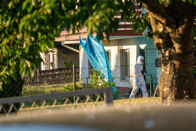 Am Donnerstag, den 09.07.2026, kam es in Hünfelden-Kirberg zu einem Tötungsdelikt. Der Polizei wurde gegen 17:20 Uhr ein Brand in einem Wohnhaus im Weiherweg gemeldet, vor Ort stellten die Einsatzkräfte eine leblose 76-jährige Frau fest. Eine ebenfalls vor Ort angetroffene 103-jährige Frau wies schwere Verletzungen auf und wurde in ein Krankenhaus gebracht. Ein 45-jähriger Mann steht im Verdacht, in dem gemeinschaftlichen Wohnhaus in Anwesenheit seiner 103-jährigen Großmutter seine 76-jährige Mutter im Rahmen eines Streites angegriffen und angezündet zu haben, die Frau erlag noch vor Ort ihren Verletzungen. Der zunächst flüchtige Tatverdächtige wurde im Rahmen von Fahndungsmaßnahmen mit Polizeihubschrauber, Polizeihunden sowie einer Einheit des hessischen Polizeipräsidiums Einsatz gesucht und um 20:05 Uhr lokalisiert und festgenommen. *** On Thursday, July 9, 2026, a homicide occurred in Hünfelden-Kirberg. At around 5:20 p.m., police received a report of a fire in a residential building on Weiherweg; upon arriving at the scene, emergency responders found a 76-year-old woman who was not breathing. A 103-year-old woman, who was also found at the scene, suffered serious injuries and was taken to a hospital. A 45-year-old man is suspected of having attacked and set his 76-year-old mother on fire during an argument in the shared residence in the presence of his 103-year-old grandmother; the woman succumbed to her injuries at the scene. The suspect, who initially fled the scene, was sought as part of a manhunt involving police helicopters, police dogs, and a unit from the Hessian Police Headquarters, and was located and arrested at 8:05 p.m.
