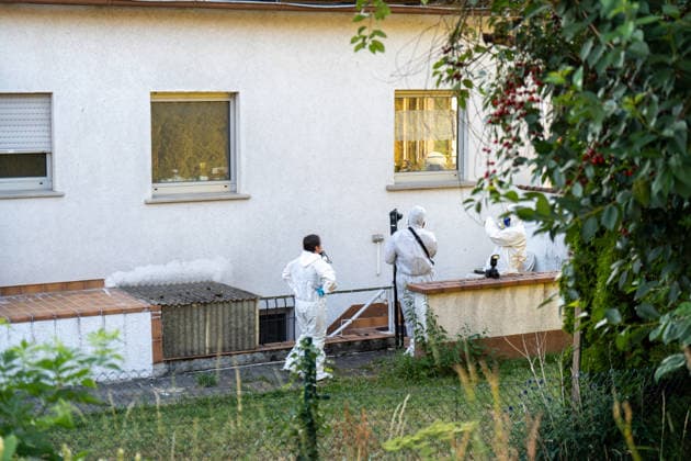 Am Donnerstag, den 09.07.2026, kam es in Hünfelden-Kirberg zu einem Tötungsdelikt. Der Polizei wurde gegen 17:20 Uhr ein Brand in einem Wohnhaus im Weiherweg gemeldet, vor Ort stellten die Einsatzkräfte eine leblose 76-jährige Frau fest. Eine ebenfalls vor Ort angetroffene 103-jährige Frau wies schwere Verletzungen auf und wurde in ein Krankenhaus gebracht. Ein 45-jähriger Mann steht im Verdacht, in dem gemeinschaftlichen Wohnhaus in Anwesenheit seiner 103-jährigen Großmutter seine 76-jährige Mutter im Rahmen eines Streites angegriffen und angezündet zu haben, die Frau erlag noch vor Ort ihren Verletzungen. Der zunächst flüchtige Tatverdächtige wurde im Rahmen von Fahndungsmaßnahmen mit Polizeihubschrauber, Polizeihunden sowie einer Einheit des hessischen Polizeipräsidiums Einsatz gesucht und um 20:05 Uhr lokalisiert und festgenommen. *** On Thursday, July 9, 2026, a homicide occurred in Hünfelden-Kirberg. At around 5:20 p.m., police received a report of a fire in a residential building on Weiherweg; upon arriving at the scene, emergency responders found a 76-year-old woman who was not breathing. A 103-year-old woman, who was also found at the scene, suffered serious injuries and was taken to a hospital. A 45-year-old man is suspected of having attacked and set his 76-year-old mother on fire during an argument in the shared residence in the presence of his 103-year-old grandmother; the woman succumbed to her injuries at the scene. The suspect, who initially fled the scene, was sought as part of a manhunt involving police helicopters, police dogs, and a unit from the Hessian Police Headquarters, and was located and arrested at 8:05 p.m.