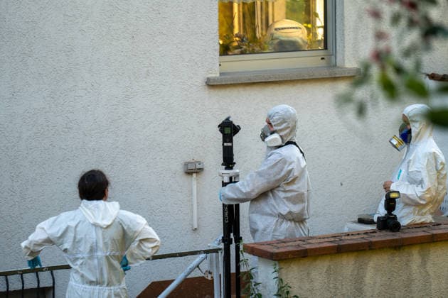 Am Donnerstag, den 09.07.2026, kam es in Hünfelden-Kirberg zu einem Tötungsdelikt. Der Polizei wurde gegen 17:20 Uhr ein Brand in einem Wohnhaus im Weiherweg gemeldet, vor Ort stellten die Einsatzkräfte eine leblose 76-jährige Frau fest. Eine ebenfalls vor Ort angetroffene 103-jährige Frau wies schwere Verletzungen auf und wurde in ein Krankenhaus gebracht. Ein 45-jähriger Mann steht im Verdacht, in dem gemeinschaftlichen Wohnhaus in Anwesenheit seiner 103-jährigen Großmutter seine 76-jährige Mutter im Rahmen eines Streites angegriffen und angezündet zu haben, die Frau erlag noch vor Ort ihren Verletzungen. Der zunächst flüchtige Tatverdächtige wurde im Rahmen von Fahndungsmaßnahmen mit Polizeihubschrauber, Polizeihunden sowie einer Einheit des hessischen Polizeipräsidiums Einsatz gesucht und um 20:05 Uhr lokalisiert und festgenommen. *** On Thursday, July 9, 2026, a homicide occurred in Hünfelden-Kirberg. At around 5:20 p.m., police received a report of a fire in a residential building on Weiherweg; upon arriving at the scene, emergency responders found a 76-year-old woman who was not breathing. A 103-year-old woman, who was also found at the scene, suffered serious injuries and was taken to a hospital. A 45-year-old man is suspected of having attacked and set his 76-year-old mother on fire during an argument in the shared residence in the presence of his 103-year-old grandmother; the woman succumbed to her injuries at the scene. The suspect, who initially fled the scene, was sought as part of a manhunt involving police helicopters, police dogs, and a unit from the Hessian Police Headquarters, and was located and arrested at 8:05 p.m.