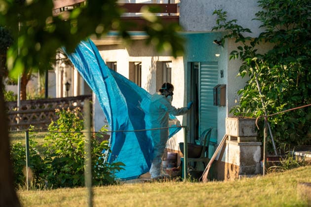 Am Donnerstag, den 09.07.2026, kam es in Hünfelden-Kirberg zu einem Tötungsdelikt. Der Polizei wurde gegen 17:20 Uhr ein Brand in einem Wohnhaus im Weiherweg gemeldet, vor Ort stellten die Einsatzkräfte eine leblose 76-jährige Frau fest. Eine ebenfalls vor Ort angetroffene 103-jährige Frau wies schwere Verletzungen auf und wurde in ein Krankenhaus gebracht. Ein 45-jähriger Mann steht im Verdacht, in dem gemeinschaftlichen Wohnhaus in Anwesenheit seiner 103-jährigen Großmutter seine 76-jährige Mutter im Rahmen eines Streites angegriffen und angezündet zu haben, die Frau erlag noch vor Ort ihren Verletzungen. Der zunächst flüchtige Tatverdächtige wurde im Rahmen von Fahndungsmaßnahmen mit Polizeihubschrauber, Polizeihunden sowie einer Einheit des hessischen Polizeipräsidiums Einsatz gesucht und um 20:05 Uhr lokalisiert und festgenommen. *** On Thursday, July 9, 2026, a homicide occurred in Hünfelden-Kirberg. At around 5:20 p.m., police received a report of a fire in a residential building on Weiherweg; upon arriving at the scene, emergency responders found a 76-year-old woman who was not breathing. A 103-year-old woman, who was also found at the scene, suffered serious injuries and was taken to a hospital. A 45-year-old man is suspected of having attacked and set his 76-year-old mother on fire during an argument in the shared residence in the presence of his 103-year-old grandmother; the woman succumbed to her injuries at the scene. The suspect, who initially fled the scene, was sought as part of a manhunt involving police helicopters, police dogs, and a unit from the Hessian Police Headquarters, and was located and arrested at 8:05 p.m.