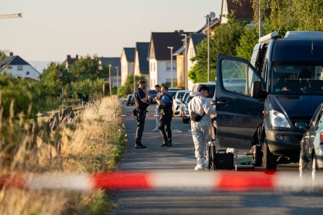 Am Donnerstag, den 09.07.2026, kam es in Hünfelden-Kirberg zu einem Tötungsdelikt. Der Polizei wurde gegen 17:20 Uhr ein Brand in einem Wohnhaus im Weiherweg gemeldet, vor Ort stellten die Einsatzkräfte eine leblose 76-jährige Frau fest. Eine ebenfalls vor Ort angetroffene 103-jährige Frau wies schwere Verletzungen auf und wurde in ein Krankenhaus gebracht. Ein 45-jähriger Mann steht im Verdacht, in dem gemeinschaftlichen Wohnhaus in Anwesenheit seiner 103-jährigen Großmutter seine 76-jährige Mutter im Rahmen eines Streites angegriffen und angezündet zu haben, die Frau erlag noch vor Ort ihren Verletzungen. Der zunächst flüchtige Tatverdächtige wurde im Rahmen von Fahndungsmaßnahmen mit Polizeihubschrauber, Polizeihunden sowie einer Einheit des hessischen Polizeipräsidiums Einsatz gesucht und um 20:05 Uhr lokalisiert und festgenommen. *** On Thursday, July 9, 2026, a homicide occurred in Hünfelden-Kirberg. At around 5:20 p.m., police received a report of a fire in a residential building on Weiherweg; upon arriving at the scene, emergency responders found a 76-year-old woman who was not breathing. A 103-year-old woman, who was also found at the scene, suffered serious injuries and was taken to a hospital. A 45-year-old man is suspected of having attacked and set his 76-year-old mother on fire during an argument in the shared residence in the presence of his 103-year-old grandmother; the woman succumbed to her injuries at the scene. The suspect, who initially fled the scene, was sought as part of a manhunt involving police helicopters, police dogs, and a unit from the Hessian Police Headquarters, and was located and arrested at 8:05 p.m.