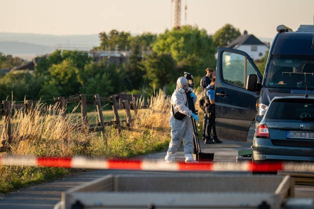 Am Donnerstag, den 09.07.2026, kam es in Hünfelden-Kirberg zu einem Tötungsdelikt. Der Polizei wurde gegen 17:20 Uhr ein Brand in einem Wohnhaus im Weiherweg gemeldet, vor Ort stellten die Einsatzkräfte eine leblose 76-jährige Frau fest. Eine ebenfalls vor Ort angetroffene 103-jährige Frau wies schwere Verletzungen auf und wurde in ein Krankenhaus gebracht. Ein 45-jähriger Mann steht im Verdacht, in dem gemeinschaftlichen Wohnhaus in Anwesenheit seiner 103-jährigen Großmutter seine 76-jährige Mutter im Rahmen eines Streites angegriffen und angezündet zu haben, die Frau erlag noch vor Ort ihren Verletzungen. Der zunächst flüchtige Tatverdächtige wurde im Rahmen von Fahndungsmaßnahmen mit Polizeihubschrauber, Polizeihunden sowie einer Einheit des hessischen Polizeipräsidiums Einsatz gesucht und um 20:05 Uhr lokalisiert und festgenommen. *** On Thursday, July 9, 2026, a homicide occurred in Hünfelden-Kirberg. At around 5:20 p.m., police received a report of a fire in a residential building on Weiherweg; upon arriving at the scene, emergency responders found a 76-year-old woman who was not breathing. A 103-year-old woman, who was also found at the scene, suffered serious injuries and was taken to a hospital. A 45-year-old man is suspected of having attacked and set his 76-year-old mother on fire during an argument in the shared residence in the presence of his 103-year-old grandmother; the woman succumbed to her injuries at the scene. The suspect, who initially fled the scene, was sought as part of a manhunt involving police helicopters, police dogs, and a unit from the Hessian Police Headquarters, and was located and arrested at 8:05 p.m.