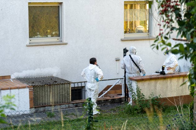 Am Donnerstag, den 09.07.2026, kam es in Hünfelden-Kirberg zu einem Tötungsdelikt. Der Polizei wurde gegen 17:20 Uhr ein Brand in einem Wohnhaus im Weiherweg gemeldet, vor Ort stellten die Einsatzkräfte eine leblose 76-jährige Frau fest. Eine ebenfalls vor Ort angetroffene 103-jährige Frau wies schwere Verletzungen auf und wurde in ein Krankenhaus gebracht. Ein 45-jähriger Mann steht im Verdacht, in dem gemeinschaftlichen Wohnhaus in Anwesenheit seiner 103-jährigen Großmutter seine 76-jährige Mutter im Rahmen eines Streites angegriffen und angezündet zu haben, die Frau erlag noch vor Ort ihren Verletzungen. Der zunächst flüchtige Tatverdächtige wurde im Rahmen von Fahndungsmaßnahmen mit Polizeihubschrauber, Polizeihunden sowie einer Einheit des hessischen Polizeipräsidiums Einsatz gesucht und um 20:05 Uhr lokalisiert und festgenommen. *** On Thursday, July 9, 2026, a homicide occurred in Hünfelden-Kirberg. At around 5:20 p.m., police received a report of a fire in a residential building on Weiherweg; upon arriving at the scene, emergency responders found a 76-year-old woman who was not breathing. A 103-year-old woman, who was also found at the scene, suffered serious injuries and was taken to a hospital. A 45-year-old man is suspected of having attacked and set his 76-year-old mother on fire during an argument in the shared residence in the presence of his 103-year-old grandmother; the woman succumbed to her injuries at the scene. The suspect, who initially fled the scene, was sought as part of a manhunt involving police helicopters, police dogs, and a unit from the Hessian Police Headquarters, and was located and arrested at 8:05 p.m.