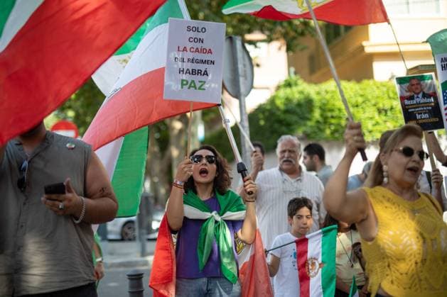 Iranian Demonstrators Rally Outside Embassy in Madrid MADRID, SPAIN July 9, 2026: Iranian residents and supporters gather outside the Embassy of Iran in Madrid to protest against the Iranian government and call for an end to U.S. negotiations with the Islamic Republic. Demonstrators carried banners and chanted slogans demanding increased international pressure on Tehran during the protest held in the Spanish capital. Madrid MADRID Spain Copyright: x xC.xCarvajalx xJNAxPressx