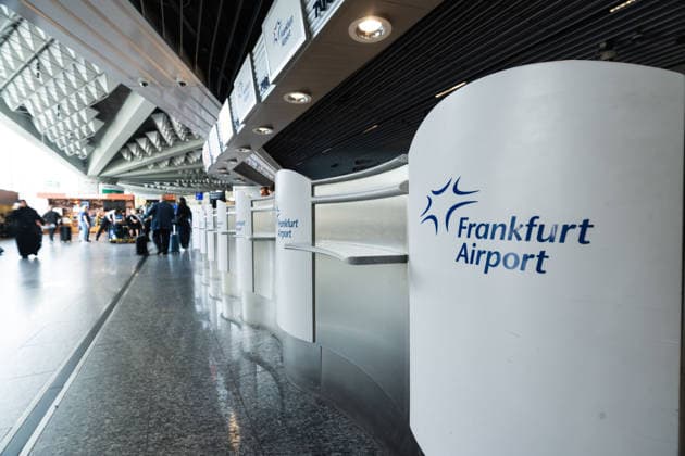 Schild Frankfurt Airport im Terminal 1 Frankfurt am Main, Flughafen, Schild Frankfurt Airport, Frankfurt Flughafen Frankfurt Hessen Deutschland *** Frankfurt Airport sign in Terminal 1, Frankfurt am Main, Airport, Frankfurt Airport sign, Frankfurt Airport, Frankfurt, Hesse, Germany Copyright: xJamesxZabelx