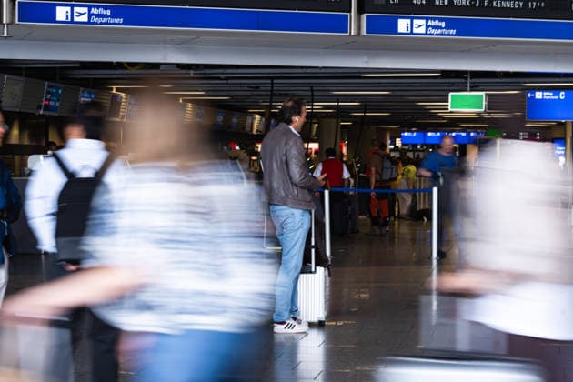 Fluggäste in Bewegung am Frankfurter Flughafen Frankfurt am Main, Flughafen, Fluggäste in Bewegung am Frankfurter Flughafen Frankfurt Flughafen Frankfurt Hessen Deutschland *** Passengers on the Move at Frankfurt Airport, Frankfurt am Main, Airport, Passengers on the Move at Frankfurt Airport, Frankfurt Airport, Frankfurt, Hesse, Germany Copyright: xJamesxZabelx