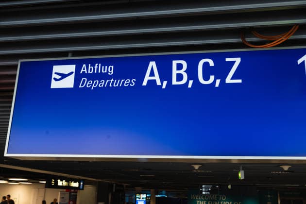 Schild Frankfurt Airport im Terminal 1 Frankfurt am Main, Flughafen, Schild Frankfurt Airport, Frankfurt Flughafen Frankfurt Hessen Deutschland *** Frankfurt Airport sign in Terminal 1, Frankfurt am Main, Airport, Frankfurt Airport sign, Frankfurt Airport, Frankfurt, Hesse, Germany Copyright: xJamesxZabelx