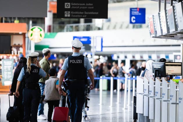 Symbolbild Polizisten in der Abflughalle Terminal 1 am Frankfurter Flughafen Frankfurt am Main, Flughafen, Polizisten in der Abflughalle Terminal 1 Frankfurt Flughafen Frankfurt Hessen Deutschland *** Illustrative photo: Police officers in the departure hall of Terminal 1 at Frankfurt Airport, Frankfurt am Main, Airport, Police officers in the departure hall of Terminal 1, Frankfurt Airport, Frankfurt, Hesse, Germany Copyright: xJamesxZabelx