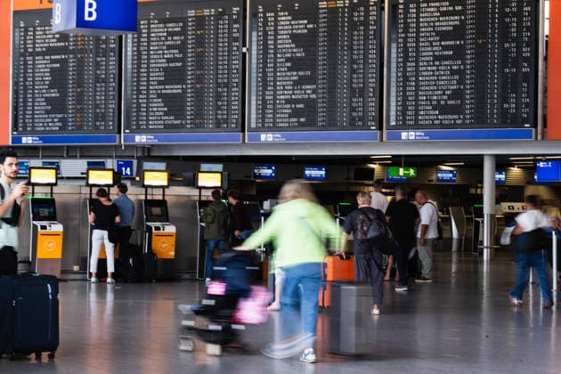 Fluggäste in Bewegung am Frankfurter Flughafen Frankfurt am Main, Flughafen, Fluggäste in Bewegung am Frankfurter Flughafen Frankfurt Flughafen Frankfurt Hessen Deutschland *** Passengers on the Move at Frankfurt Airport, Frankfurt am Main, Airport, Passengers on the Move at Frankfurt Airport, Frankfurt Airport, Frankfurt, Hesse, Germany Copyright: xJamesxZabelx