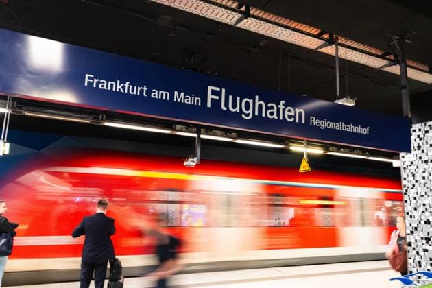 Schild Flughafen an der Regionalbahnstation Frankfurt Airport Frankfurt am Main, Flughafen, Schild Flughafen an der Regionalbahnstation Frankfurt Airport Frankfurt Flughafen Frankfurt Hessen Deutschland *** Airport sign at the Frankfurt Airport regional train station in Frankfurt am Main, Airport, Airport sign at the Frankfurt Airport regional train station in Frankfurt, Frankfurt Airport, Frankfurt, Hesse, Germany Copyright: xJamesxZabelx
