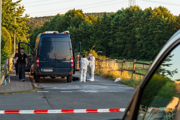 Person leblos in Kellerwohnung entdeckt 102 Jährige schwer verletzt Tatverdächtiger nach Flucht festgenommen Am Donnerstag, den 09.07.2026, kam es in Hünfelden-Kirberg zu einem Tötungsdelikt. Der Polizei wurde gegen 17:20 Uhr ein Brand in einem Wohnhaus im Weiherweg gemeldet, vor Ort stellten die Einsatzkräfte eine leblose 76-jährige Frau fest. Eine ebenfalls vor Ort angetroffene 103-jährige Frau wies schwere Verletzungen auf und wurde in ein Krankenhaus gebracht. Ein 45-jähriger Mann steht im Verdacht, in dem gemeinschaftlichen Wohnhaus in Anwesenheit seiner 103-jährigen Großmutter seine 76-jährige Mutter im Rahmen eines Streites angegriffen und angezündet zu haben, die Frau erlag noch vor Ort ihren Verletzungen. Der zu
