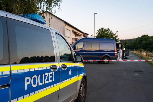 Person leblos in Kellerwohnung entdeckt 102 Jährige schwer verletzt Tatverdächtiger nach Flucht festgenommen Am Donnerstag, den 09.07.2026, kam es in Hünfelden-Kirberg zu einem Tötungsdelikt. Der Polizei wurde gegen 17:20 Uhr ein Brand in einem Wohnhaus im Weiherweg gemeldet, vor Ort stellten die Einsatzkräfte eine leblose 76-jährige Frau fest. Eine ebenfalls vor Ort angetroffene 103-jährige Frau wies schwere Verletzungen auf und wurde in ein Krankenhaus gebracht. Ein 45-jähriger Mann steht im Verdacht, in dem gemeinschaftlichen Wohnhaus in Anwesenheit seiner 103-jährigen Großmutter seine 76-jährige Mutter im Rahmen eines Streites angegriffen und angezündet zu haben, die Frau erlag noch vor Ort ihren Verletzungen. Der zu