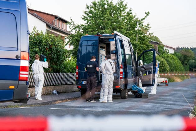 Person leblos in Kellerwohnung entdeckt 102 Jährige schwer verletzt Tatverdächtiger nach Flucht festgenommen Am Donnerstag, den 09.07.2026, kam es in Hünfelden-Kirberg zu einem Tötungsdelikt. Der Polizei wurde gegen 17:20 Uhr ein Brand in einem Wohnhaus im Weiherweg gemeldet, vor Ort stellten die Einsatzkräfte eine leblose 76-jährige Frau fest. Eine ebenfalls vor Ort angetroffene 103-jährige Frau wies schwere Verletzungen auf und wurde in ein Krankenhaus gebracht. Ein 45-jähriger Mann steht im Verdacht, in dem gemeinschaftlichen Wohnhaus in Anwesenheit seiner 103-jährigen Großmutter seine 76-jährige Mutter im Rahmen eines Streites angegriffen und angezündet zu haben, die Frau erlag noch vor Ort ihren Verletzungen. Der zu