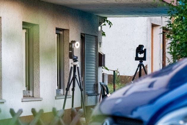 Person leblos in Kellerwohnung entdeckt 102 Jährige schwer verletzt Tatverdächtiger nach Flucht festgenommen Am Donnerstag, den 09.07.2026, kam es in Hünfelden-Kirberg zu einem Tötungsdelikt. Der Polizei wurde gegen 17:20 Uhr ein Brand in einem Wohnhaus im Weiherweg gemeldet, vor Ort stellten die Einsatzkräfte eine leblose 76-jährige Frau fest. Eine ebenfalls vor Ort angetroffene 103-jährige Frau wies schwere Verletzungen auf und wurde in ein Krankenhaus gebracht. Ein 45-jähriger Mann steht im Verdacht, in dem gemeinschaftlichen Wohnhaus in Anwesenheit seiner 103-jährigen Großmutter seine 76-jährige Mutter im Rahmen eines Streites angegriffen und angezündet zu haben, die Frau erlag noch vor Ort ihren Verletzungen. Der zu