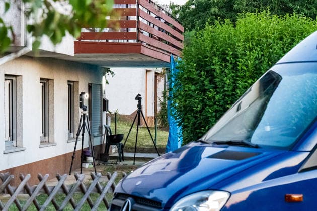 Person leblos in Kellerwohnung entdeckt 102 Jährige schwer verletzt Tatverdächtiger nach Flucht festgenommen Am Donnerstag, den 09.07.2026, kam es in Hünfelden-Kirberg zu einem Tötungsdelikt. Der Polizei wurde gegen 17:20 Uhr ein Brand in einem Wohnhaus im Weiherweg gemeldet, vor Ort stellten die Einsatzkräfte eine leblose 76-jährige Frau fest. Eine ebenfalls vor Ort angetroffene 103-jährige Frau wies schwere Verletzungen auf und wurde in ein Krankenhaus gebracht. Ein 45-jähriger Mann steht im Verdacht, in dem gemeinschaftlichen Wohnhaus in Anwesenheit seiner 103-jährigen Großmutter seine 76-jährige Mutter im Rahmen eines Streites angegriffen und angezündet zu haben, die Frau erlag noch vor Ort ihren Verletzungen. Der zu