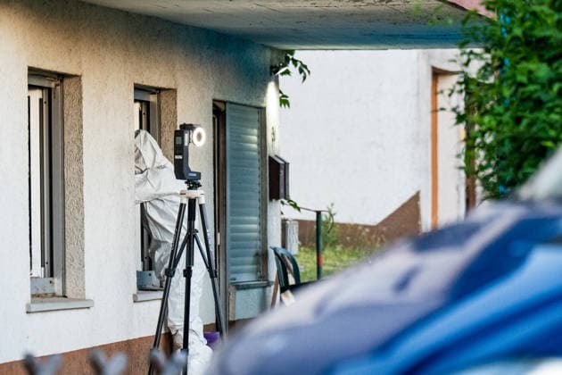 Person leblos in Kellerwohnung entdeckt 102 Jährige schwer verletzt Tatverdächtiger nach Flucht festgenommen Am Donnerstag, den 09.07.2026, kam es in Hünfelden-Kirberg zu einem Tötungsdelikt. Der Polizei wurde gegen 17:20 Uhr ein Brand in einem Wohnhaus im Weiherweg gemeldet, vor Ort stellten die Einsatzkräfte eine leblose 76-jährige Frau fest. Eine ebenfalls vor Ort angetroffene 103-jährige Frau wies schwere Verletzungen auf und wurde in ein Krankenhaus gebracht. Ein 45-jähriger Mann steht im Verdacht, in dem gemeinschaftlichen Wohnhaus in Anwesenheit seiner 103-jährigen Großmutter seine 76-jährige Mutter im Rahmen eines Streites angegriffen und angezündet zu haben, die Frau erlag noch vor Ort ihren Verletzungen. Der zu